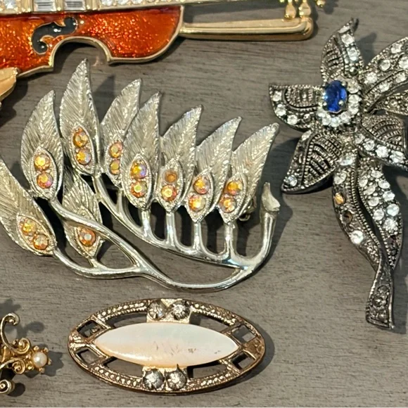 8 Vintage and Contemporary Brooch Set with Gold and Silver Accents rhinestones - Picture 6 of 8